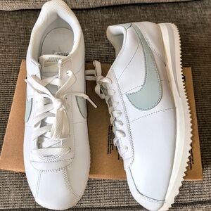 Wmns Nike Cortez "White,Light Silver" Size 9.5